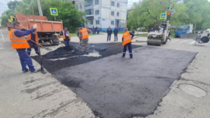 Более двух тысяч квадратных метров ям залатали в микрорайоне Благовещенска - gtrkamur.ru