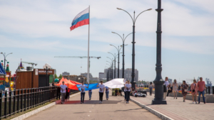 В День России по набережной Благовещенска пронесли девятиметровый триколор - gtrkamur.ru