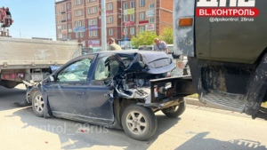 Легковушку чуть не зажало между двумя грузовиками в Благовещенске - gtrkamur.ru