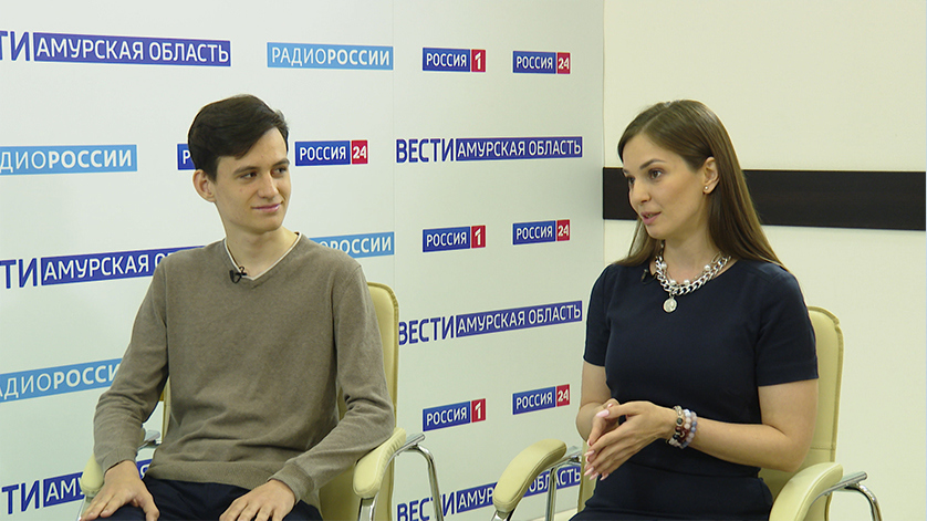 Хакатон для юных программистов. Гости — руководитель центра коллективной работы «Точка кипения» Дарья Лариошина  и участник команды-победителя Игорь Толмачёв - gtrkamur.ru