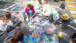 В Благовещенске около 300 детей создали меловой стрит-арт на асфальте - gtrkamur.ru