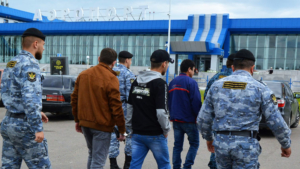 Больше 40 нелегалов выдворили из России амурские судебные приставы - gtrkamur.ru