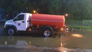 Улицы областного центра освобождают от дождевой воды - gtrkamur.ru