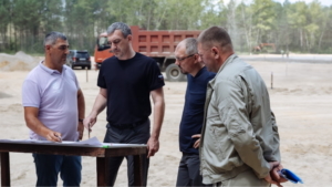 Дороги и футбольное поле начали делать в патриотическом центре «Авангард» - gtrkamur.ru