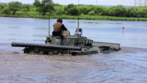 Курсанты ДВОКУ сдали зачет по управлению боевыми машинами в воде - gtrkamur.ru