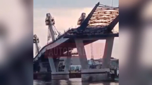 Во время строительства нового моста через Зею обрушилась часть конструкции - gtrkamur.ru