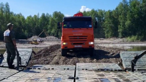 50 машин и 130 человек ежедневно перевозят по паромной переправе в Селемджинском районе - gtrkamur.ru