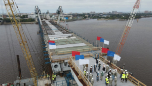 Две части моста через реку Зея соединили сегодня утром в Благовещенске - gtrkamur.ru