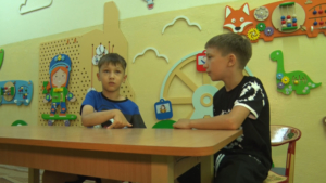 «Счастье каждому»: братья Эдик и Клим очень нуждаются в родителях - gtrkamur.ru