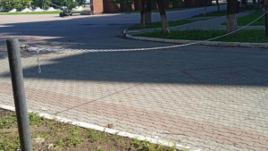 У площади Победы в областном центре в очередной раз повредили ограждение - gtrkamur.ru