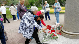 Жители Благовещенска возложили цветы к памятнику Валерия Приемыхова - gtrkamur.ru