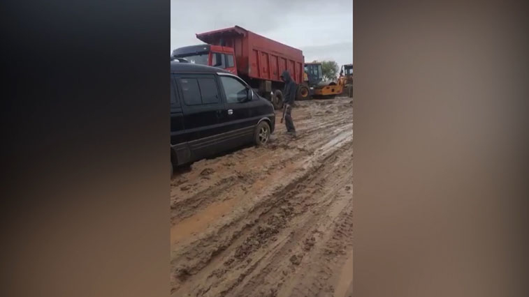 Дождь превратил дорогу из Гродекова в Николаевку в болото - gtrkamur.ru