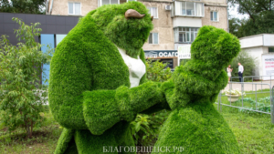 Полиция Благовещенска ищет вандалов, испортивших топиарную фигуру около МФЦ - gtrkamur.ru