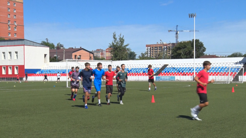 Футболисты «Благовещенска» готовятся к решающим матчам сезона ЮФЛ - gtrkamur.ru