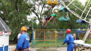Учения по спасению застрявших на колесе обозрения провели в Благовещенске - gtrkamur.ru