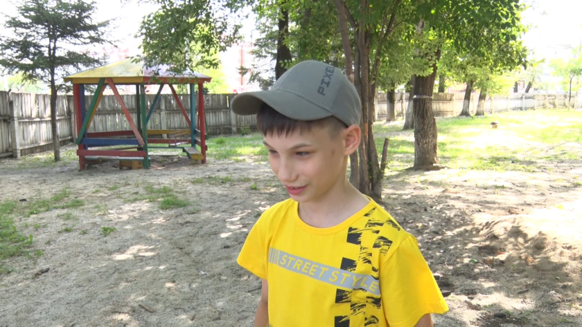 «Счастье каждому»: любознательный и заботливый Леня нуждается в родителях - gtrkamur.ru