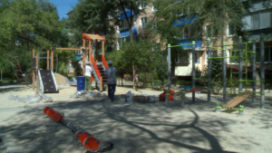 Детские площадки обустраивают в Благовещенске по госпрограмме - gtrkamur.ru