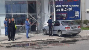 В Благовещенске автомобиль снес стеклянные двери торгового центра - gtrkamur.ru