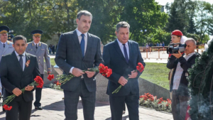 Василий Орлов возложил цветы к мемориалу воинам-амурцам - gtrkamur.ru