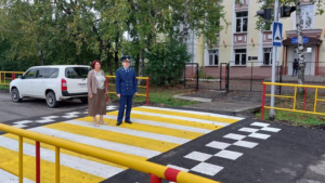 Рядом с райчихинской школой обустроили пешеходный переход и тротуар - gtrkamur.ru