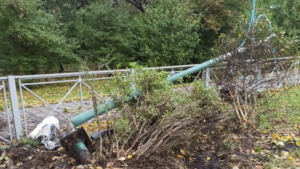 Водитель-лихач снес очередной уличный фонарь в Белогорске - gtrkamur.ru