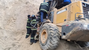 Пожарные достали тело водителя погрузчика, погибшего в карьере в Серышевском районе - gtrkamur.ru