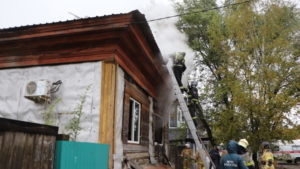 20 пожарных и четыре спецмашины тушили дом в Благовещенске - gtrkamur.ru