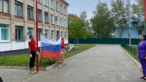 Подняли флаг и поговорили о важном: в амурских школах и колледжах приступили к учёбе - gtrkamur.ru