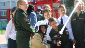 Урок по безопасности провели сотрудники МЧС для благовещенских школьников - gtrkamur.ru