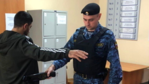 Амурчанин пытался пронести в Благовещенский суд холодное оружие - gtrkamur.ru