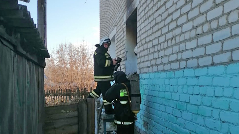 Из-за горящего дома в ромненской Поздеевке эвакуировали восьмерых человек - gtrkamur.ru