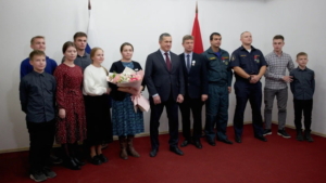 Амурчанам вручили медали ордена «За заслуги перед Отечеством II степени» и «Родительскую славу» - gtrkamur.ru