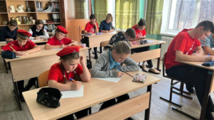 Тысячи писем написали школьники Приамурья для участников СВО - gtrkamur.ru