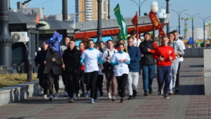 Студенты и волонтеры в Благовещенске пробежали марафон и посадили деревья - gtrkamur.ru