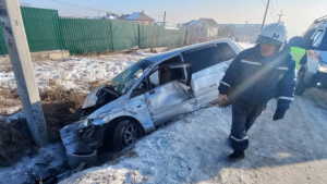 Легковой автомобиль съехал в кювет и врезался в столб в Чигирях - gtrkamur.ru