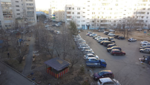 Во дворе дома в микрорайоне Благовещенска ребенок попал под колеса автомобиля - gtrkamur.ru