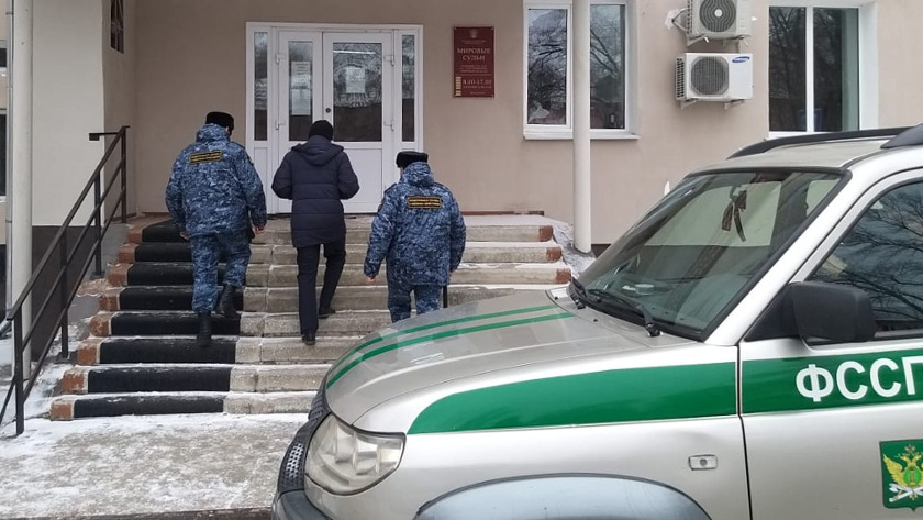 Спрятался от проблем: обвиняемого в преступлении амурчанина судебные приставы нашли под одеялом - gtrkamur.ru