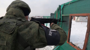 Мобилизованные амурчане оттачивают навыки тактической стрельбы на площадках с препятствиями - gtrkamur.ru