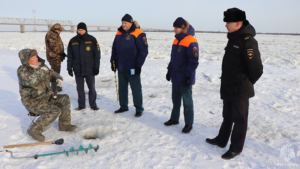 На страх и риск: благовещенцы продолжают заниматься рыбалкой на неокрепшем льду Зеи - gtrkamur.ru