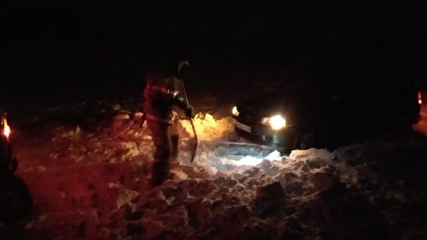 В Приамурье пожарные помогли легковушке выбраться из снежного плена - gtrkamur.ru