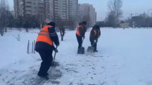 Рабочие ГСТК приводят в порядок улицы Благовещенска после ночного снега - gtrkamur.ru