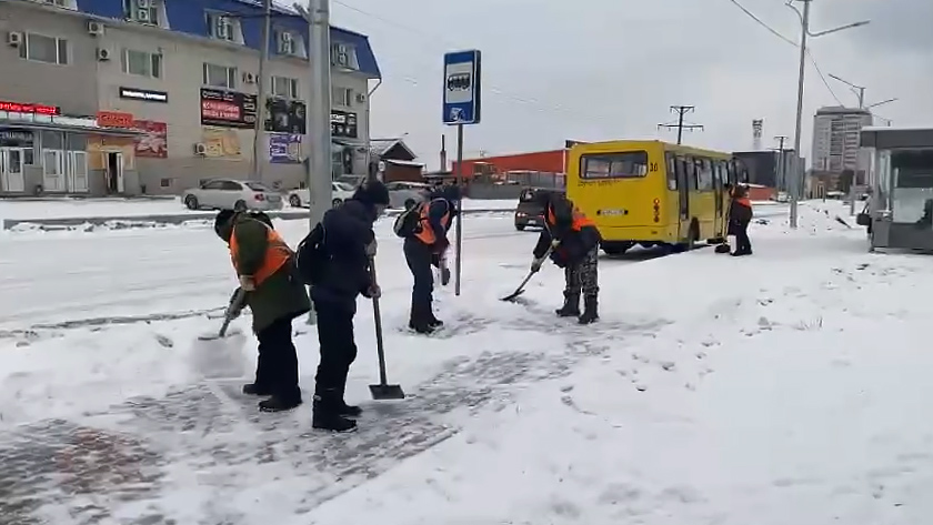 В областном центре расчищают дорожную сеть после снегопада - gtrkamur.ru