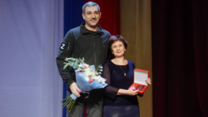 Василий Орлов вручил знак отличия главе управления соцзащиты в Зее - gtrkamur.ru