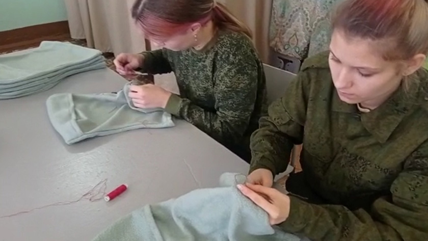 Амурские студенты продолжают шить балаклавы для отправки в зону СВО - gtrkamur.ru