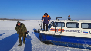Спасатели эвакуировали 9 туристов, застрявших недалеко от Бурейского водохранилища - gtrkamur.ru