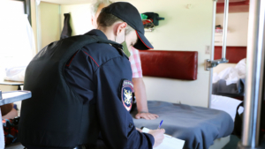 В Забайкалье пассажир поезда рассек щеку попутчика чайной ложкой - gtrkamur.ru