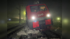 Локомотив с двумя вагонами грузового поезда сошел с рельсов в Приамурье - gtrkamur.ru