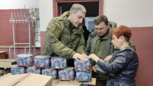 Сладкие подарки получили ребята из подшефного района ДНР от губернатора Приамурья - gtrkamur.ru