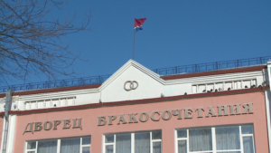 В канун Нового года в регионе заключат браки восемь пар влюбленных - gtrkamur.ru