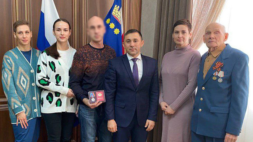 Благовещенский доброволец получил медаль из рук мэра - gtrkamur.ru